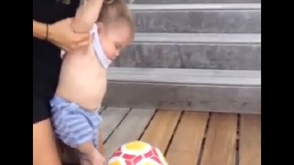 Sasha, caçula de Shakira e Piqué, completa 6 meses com chute em bola de futebol