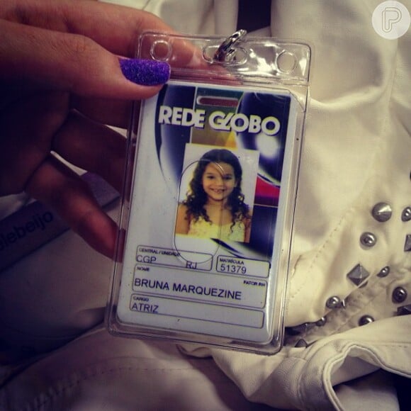Bruna Marquezine postou imagem de seu crachá da Rede Globo, com foto ainda do tempo em que fazia a Salete, de 'Mulheres Apaixonadas'