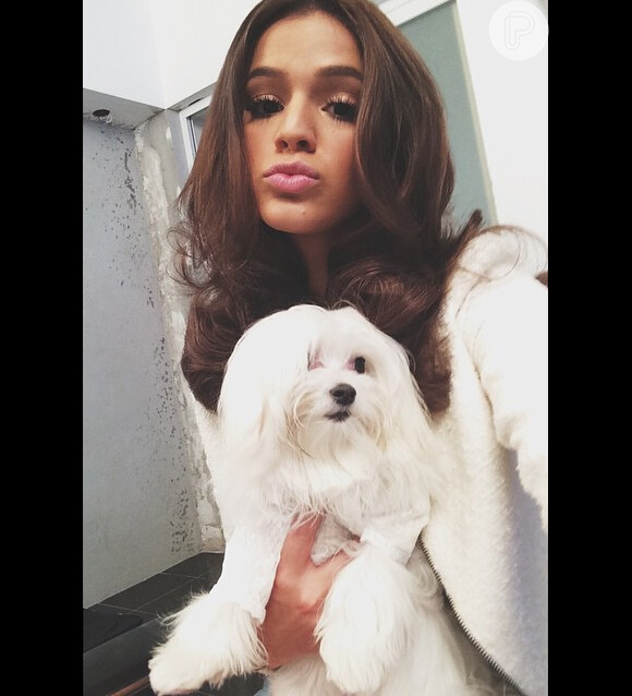 Bruna Marquezine adora postar fotos com sua cachorrinha, Luna