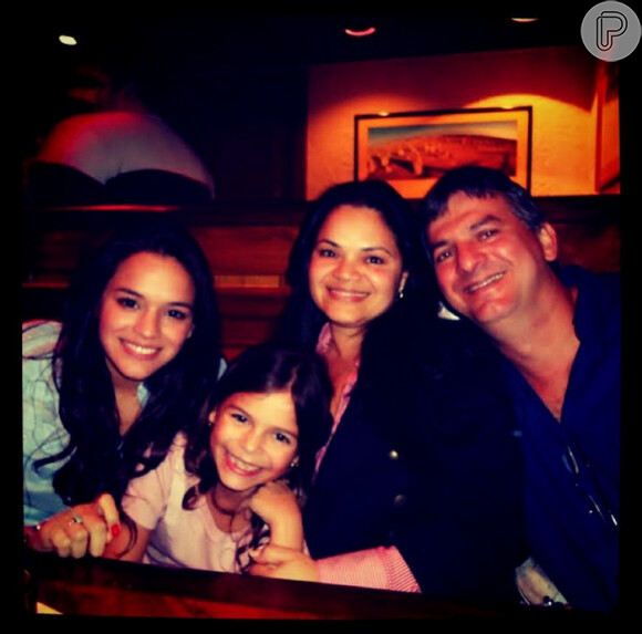 Bruna Marquezine é muito ligada aos pais, Neide e Telmo, e da irmã, Luana. essa foto foi postada em 8 de agosto de 2011, quatro dis depois da atriz completar 16 anos