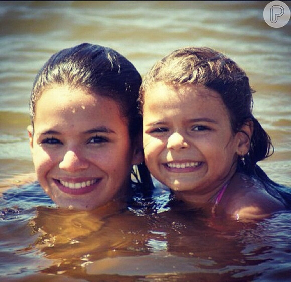 Marquezine postou a foto com a irmã em 6 de setembro de 2012. 'Feliz dia da irmã !! Amo você demais!', escreveu na legenda