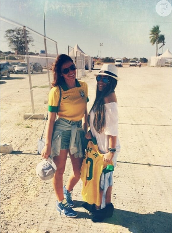 Bruna Marquezine postou foto com a irmã de Neymar, Rafaella Beckran, antes de um jogo em Fortaleza, durante a Copa do Mundo, em julho de 2014