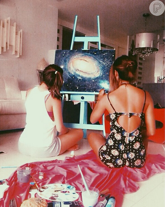 Bruna Marquezine gosta de pintar e de vez em quando mostra o resultado de seu hobby no Instagram. 'Esse é o primeiro quadro que nós (ela e Stephanie Oliveira) pintamos juntas!', festejou.