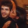 Após a coletiva de imprensa da novela 'I love Paraisópolis', Bruna Marquezine postou essa foto, beijando Mauricio Destri. Na legenda, escreveu: 'I LOVE esses dois'