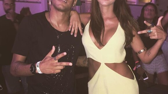 Neymar e Thaila Ayala trocam beijos quentes em boate de Ibiza, diz colunista