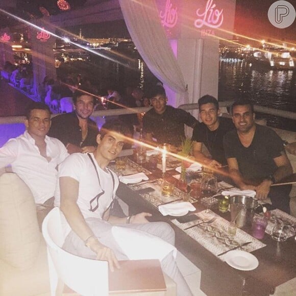 Neymar jantou com amigos em um restaurante de Ibiza antes de embalar na festa