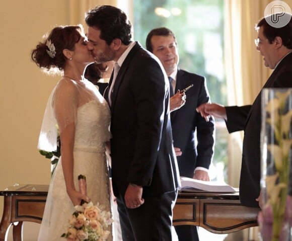 Carolina (Drica Moraes) e Alex (Rodrigo Lombardi) se casaram na novela 'Verdades Secretas'