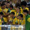 Neymar beija o troféu da Copa das Confederações