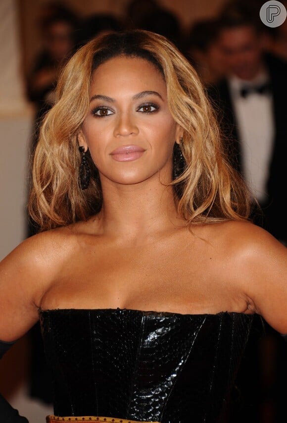 Beyoncé presenteia North West, filha de Kim Kardashian e Kanye West, com sapatinhos do bebê da Christian Dior e peças de prata da Tiffany&Co, em 3 de julho de 2013