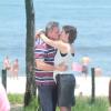 Natália do Vale e Oscar Magrini se beijam em cena