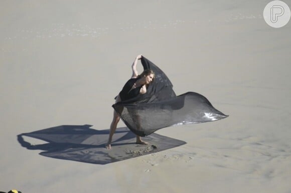 Letícia Spiller faz poses com o lenço esvoaçante