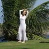 Na sessão de fotos desta quinta-feira (04), Letícia Spiller posou também com um vestido longo branco