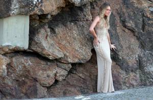 Fiorella Mattheis fotografa para ensaio com vestido longo em praia do Rio