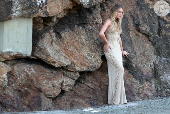 Fiorella Mattheis posa usando um vestido nude colado ao corpo e que marcam as curvas perfeitas da atriz, na pedra do Arpoador, na Zona Sul do Rio, em 5 de julho de 2013