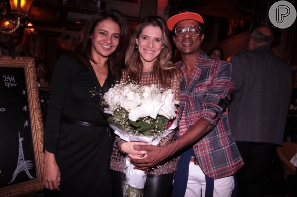 Ingrid Guimarães recebe o carinho de Dira Paes e Luis Miranda em São Paulo, no dia de seu aniversário