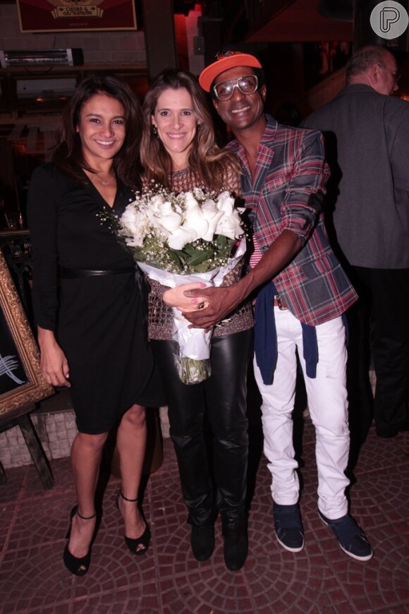 Ingrid Guimarães posa para foto com Dira Paes e Luis Miranda