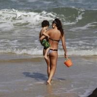 Daniele Suzuki leva o pai e o filho de 2 anos, Kauai, para a praia no Rio