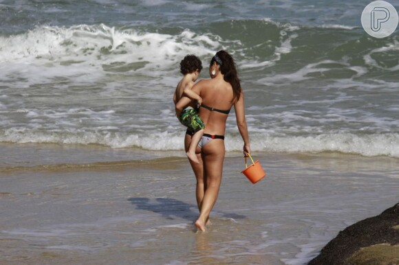Daniele Suzuki foi à praia de Grumari, Zona Oeste do Rio de Janeiro, com o pai, Hiroshi, e o filho, Kauai, neste sábado, 6 de julho de 2013