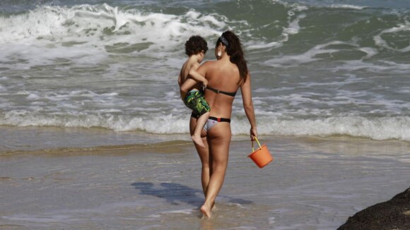 Daniele Suzuki leva o pai e o filho de 2 anos, Kauai, para a praia no Rio
