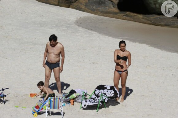 Daniele Suzuki curtiu a praia de Grumari com o pai e o filho