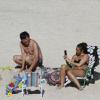 Daniele Suzuki fotografa o filho e o pai na praia de Grumari