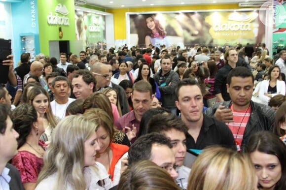 Centenas de pessoas esperavam Isis Valverde no evento de calçados e acessórios em São Paulo