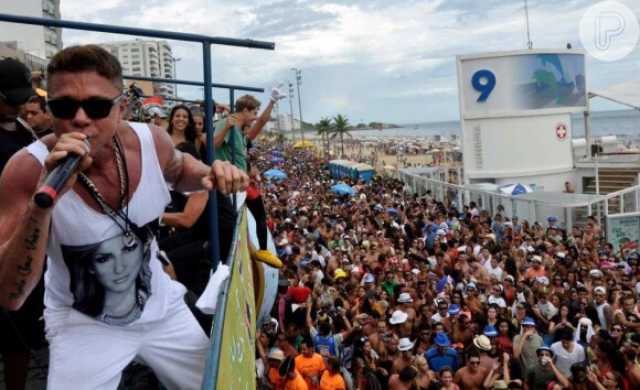 Durante o Carnaval, Netinho arrasta multidões que seguem seu trio elétrico