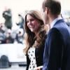 Kate Middleton exibe a barriga de oito meses em evento da corte britância