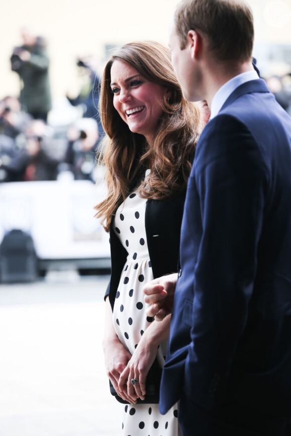 Kate Middleton exibe a barriga de oito meses em evento da corte britância