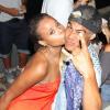 Roberta Rodrigues tasca um beijo na buchecha de Micael Borges