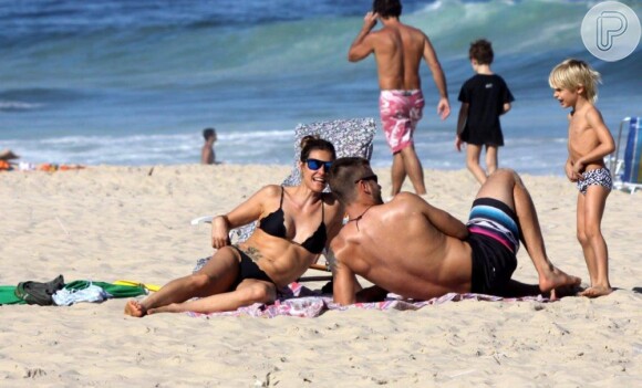 Fernanda Lima e Rodrigo Hilbert se bronzeiam na praia do Leblon