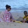 Fernanda Lima brincou na areia com os filhos