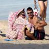 Fernanda Lima e Rodrigo Hilbert se protegeram do frio de fim de tarde da praia do Leblon, Zona Sul do Rio, fazendo uma cabaninha com um lençol, nesta quinta-feira, 11 de julho de 2013