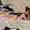 Fernanda Lima bota o bronzeado em dia na praia do Leblon