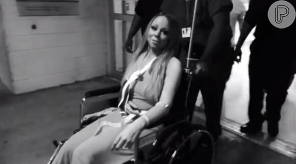 Mariah Carey saiu do hospital empurrada por uma cadeira de rodas