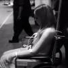 Mariah Carey deixa o hospital de cadeira de rodas