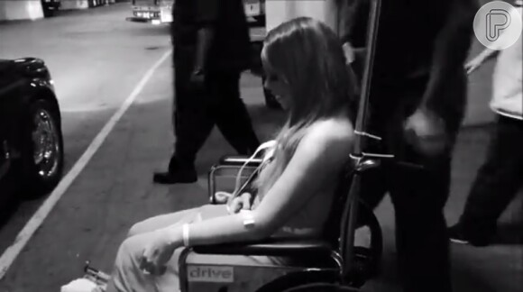 Mariah Carey deixa o hospital de cadeira de rodas