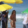 Fernanda Souza grava em praia carioca e exibe sua boa forma em dia de sol