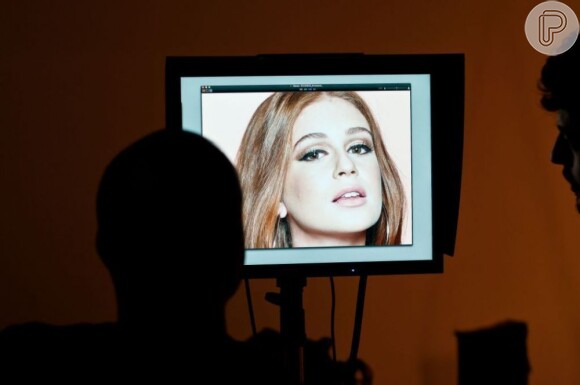 Marina Ruy Barbosa aparece com o cabelo ruivo em tela no estúdio em que foram feitas as fotos para a campanha de verão da marca Armazém