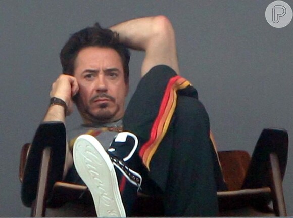 Robert Downey Jr.é flagrado na sacada de hotel em visita ao Brasil em 2012