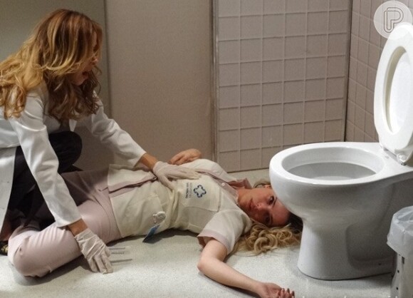 Glauce (Leona Cavalli) e Elenice (Nathália Rodrigues) brigam e a enfermeira acaba morrendo ao bater com a cabeça no vaso sanitário, em 'Amor à Vida'
