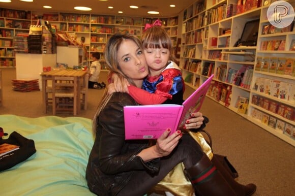 Rafaella Justus no colo da mãe, em uma livraria de São Paulo (Foto: Danilo Carvalho e Thais Aline)