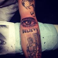 Justin Bieber tatua o olho da mãe no braço