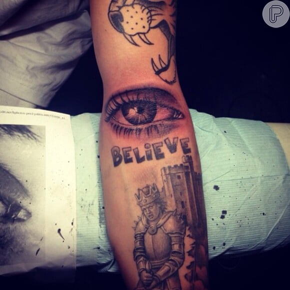 Justin Bieber tatuou o olho da mãe no braço esquerdo na tarde desta quarta-feira, em 17 de julho de 2013