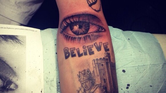 Justin Bieber tatua o olho da mãe no braço