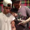 Justin Bieber exibe a tatuagem do olho da mãe que fez no braço esquerdo. O cantor teria cerca de mais de 15 tatuagens
