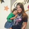 Samara Felippo segura a filha, Alícia, de 3 anos, no colo