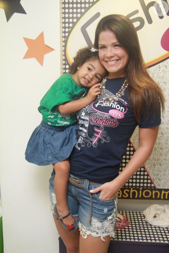 Samara Felippo segura a filha, Alícia, de 3 anos, no colo
