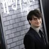 Daniel Radcliffe ganhou uma legião de fãs desde a sua estreia na saga 'Harry Potter'. Na foto, o rapaz aparece na estreia do filme que aconteceu no Alice Tully Hall, em Nova York, em novembro de 2010