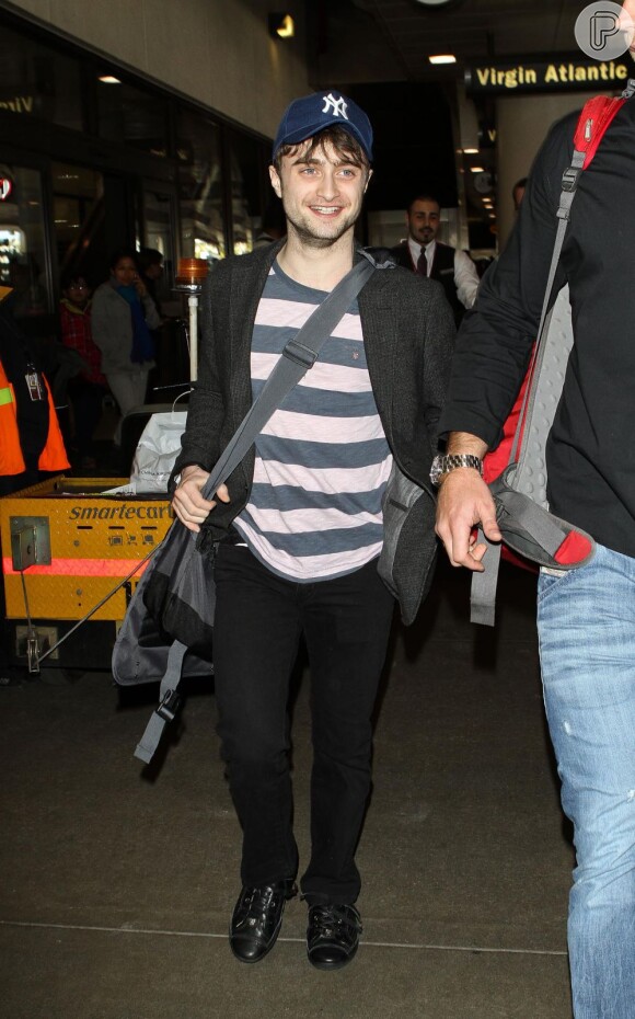 Antes de completar 24 anos, Daniel Radcliffe foi flagrado no Aeroporto Internacional de Los Angeles, em fevereiro de 2013